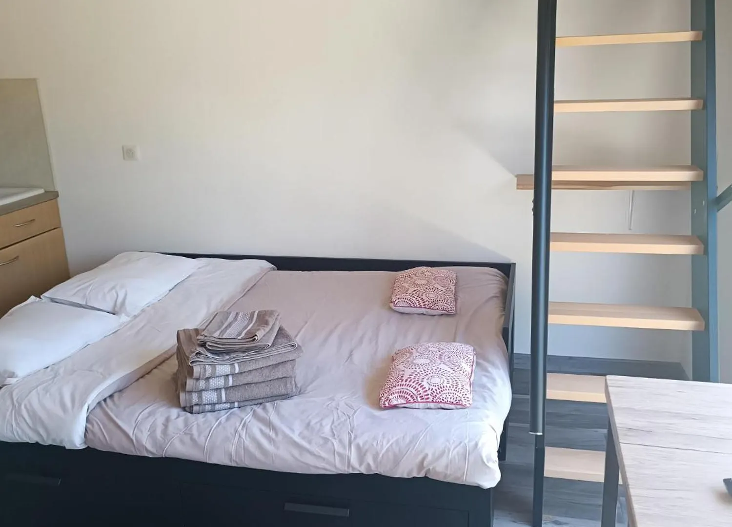 Studio Familial Avec Terrasse Et Parking A Proximite De La Gare Tgv Aix-En Provence Cabries Apartment